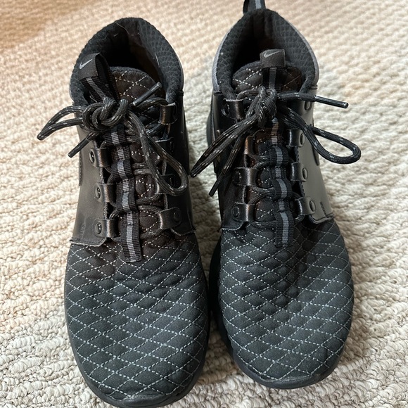 Nike Roshe One Mid Winter GS - WORN ONCE - Picture 2 of 4